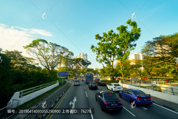 雙層巴士上層往外看的城市街景