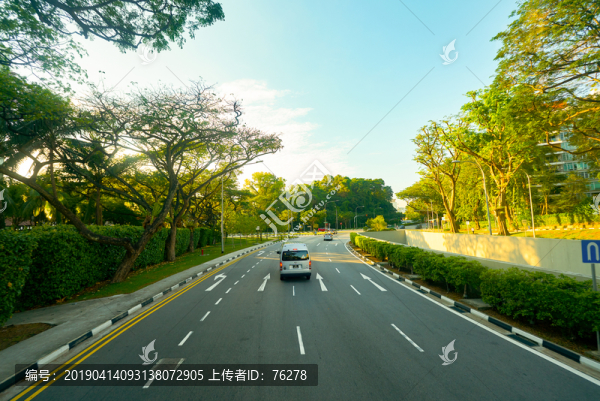 雙層巴士上層往外看的城市街景