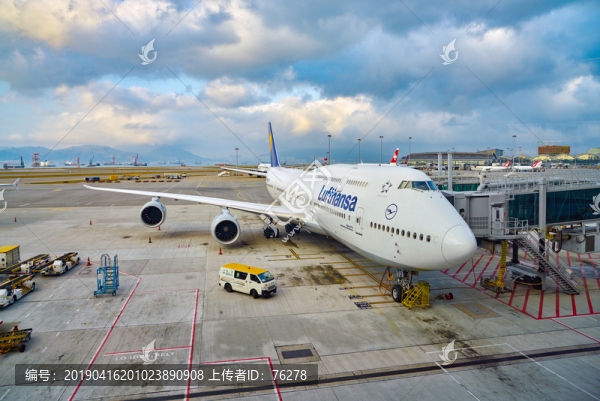 香港國際機(jī)場(chǎng)停機(jī)坪上的飛機(jī)