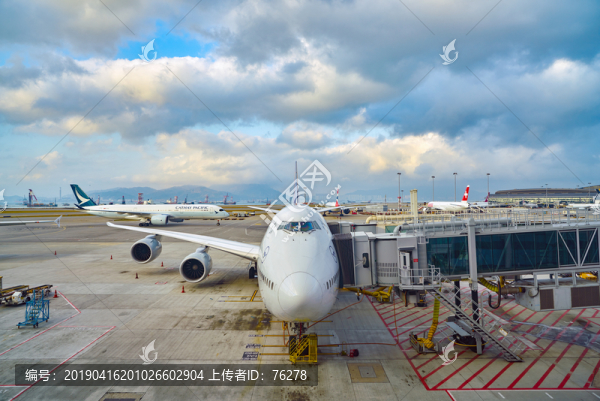 香港國際機(jī)場(chǎng)停機(jī)坪上的飛機(jī)