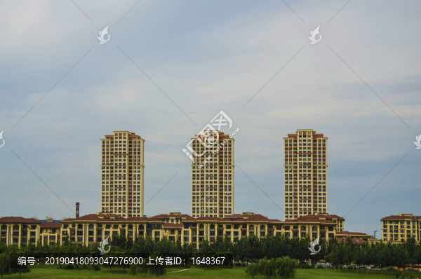 鞍山水岸華府住宅區(qū)與漫天白云