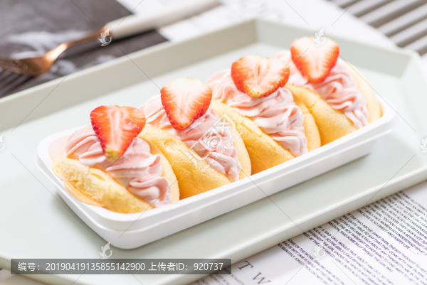 草莓奶油小貝