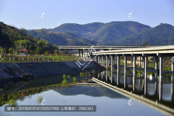 鄖陽漢江邊的高架橋