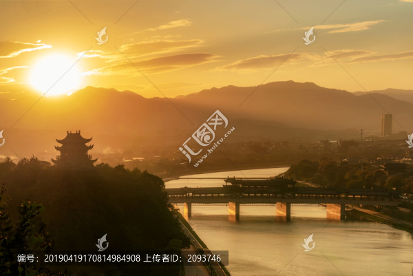 浙江寧海躍龍山廊橋金色日落