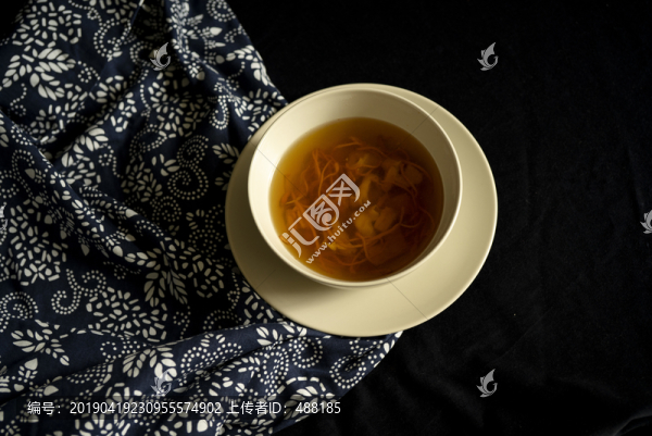 美味養(yǎng)生的蟲草花燉豬肉湯
