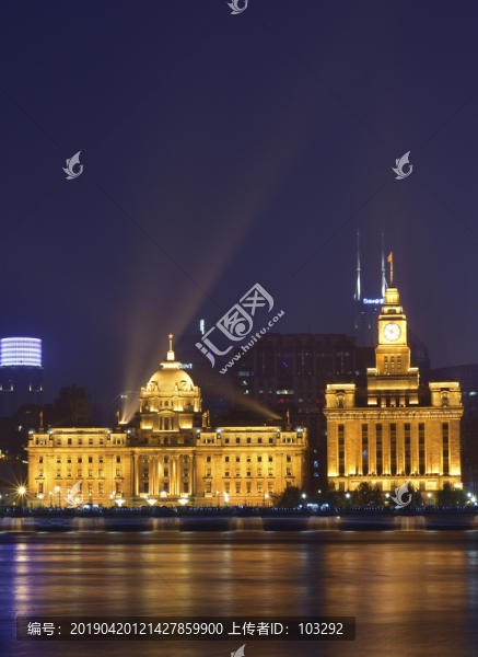 上海外灘的浦發(fā)銀行大樓與鐘樓