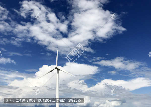 藍(lán)天下的風(fēng)力發(fā)電機(jī)
