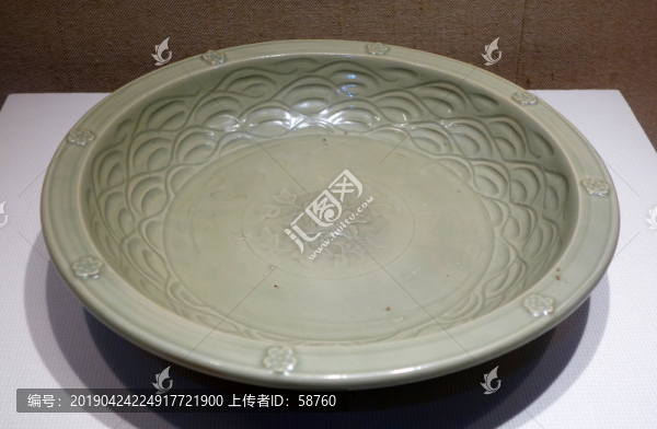 元代龍泉窯青瓷桃花流水紋盤(pán)