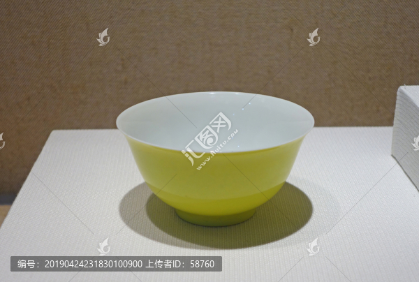 清代官窯檸檬黃釉碗