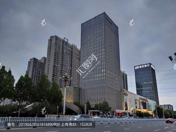陰天下的石家莊方北大廈雙子塔