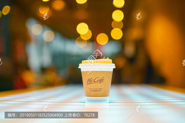 桌子上的麥咖啡紙杯特寫