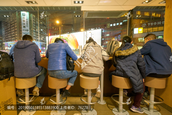 顧客在麥當勞餐廳用餐