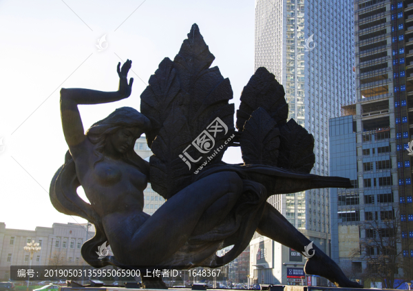 鞍山胜利广场女人与绿叶雕塑像