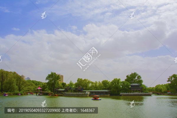 鞍山二一九公園的湖與環(huán)翠閣亭廊