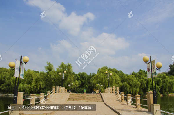 鞍山二一九公園湖上石橋與樹(shù)林
