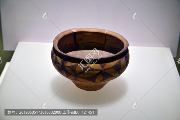 花瓣紋彩陶壺