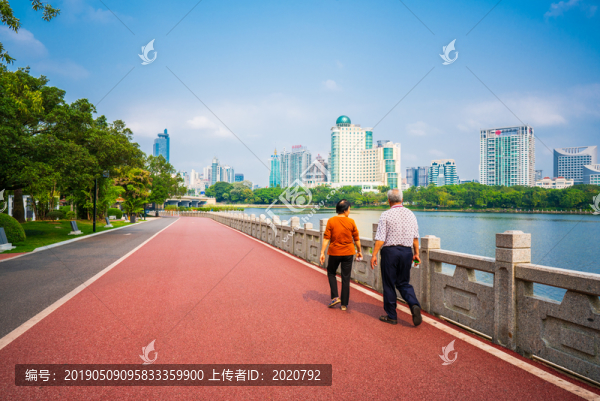 南寧南湖畔跑步健康跑道散步