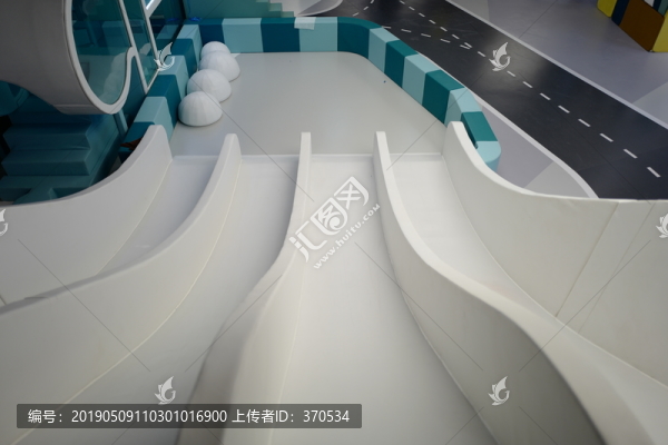 兒童游樂場(chǎng)