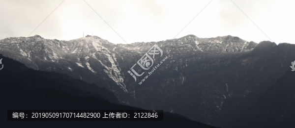 山頂積雪傍晚霧氣樹枝