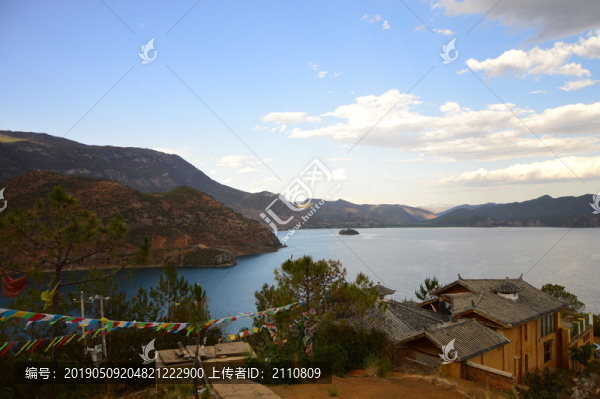 瀘沽湖邊的村落