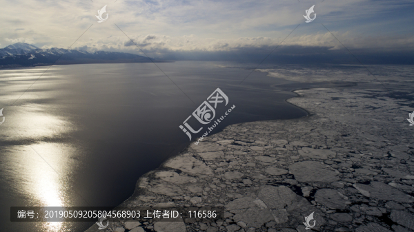 冰湖