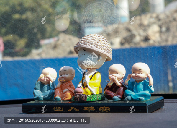 擺在車里的小和尚