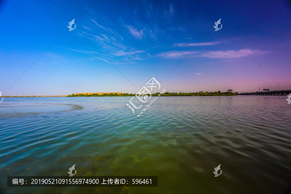 河岸風(fēng)光