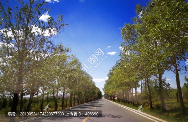 內(nèi)蒙古草原的道路和藍(lán)天白云