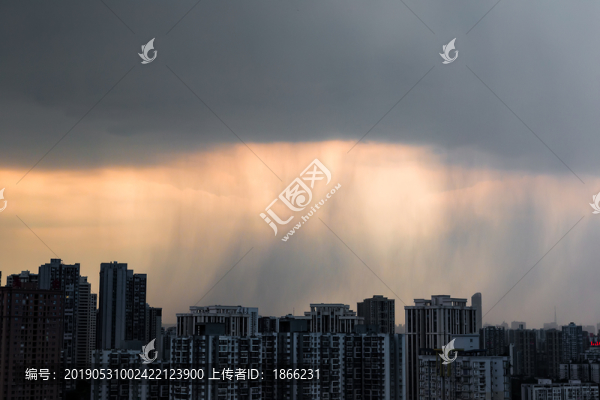 天空中的異象暴雨來襲