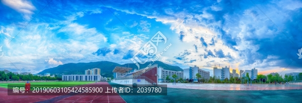 藍(lán)天白云下的校園操場