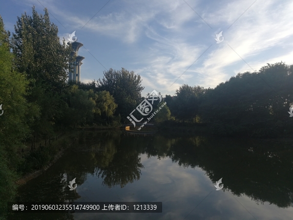 湖泊云彩倒影