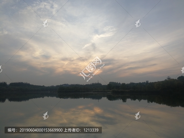 湖泊晚霞倒影