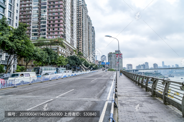 重慶江畔街景