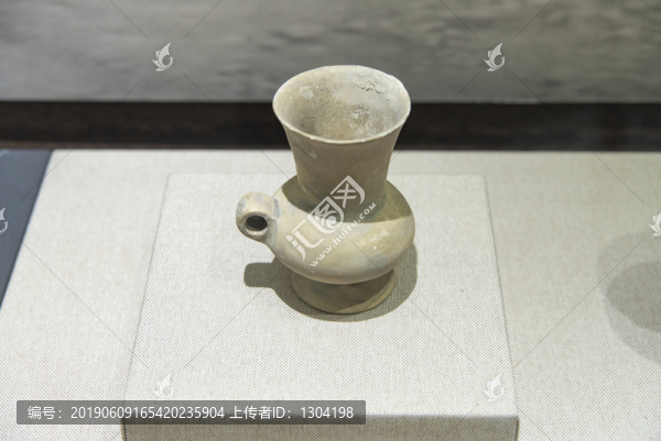 白陶單把杯
