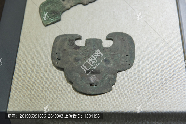 銅戈青銅面具