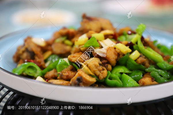 誘人的美食青椒炒雞