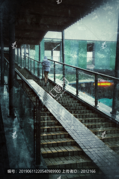 雨中人行天橋