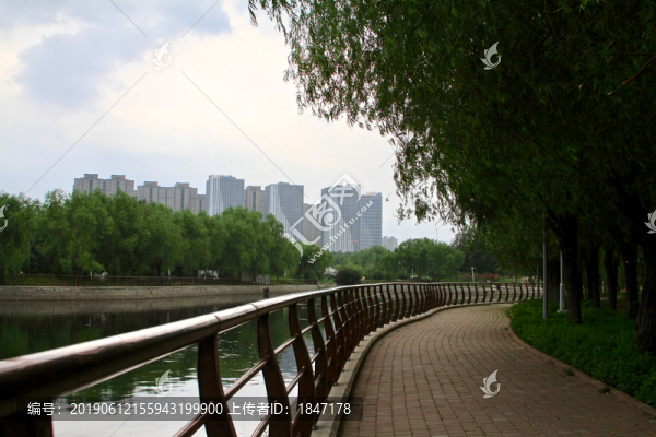 湖邊小路
