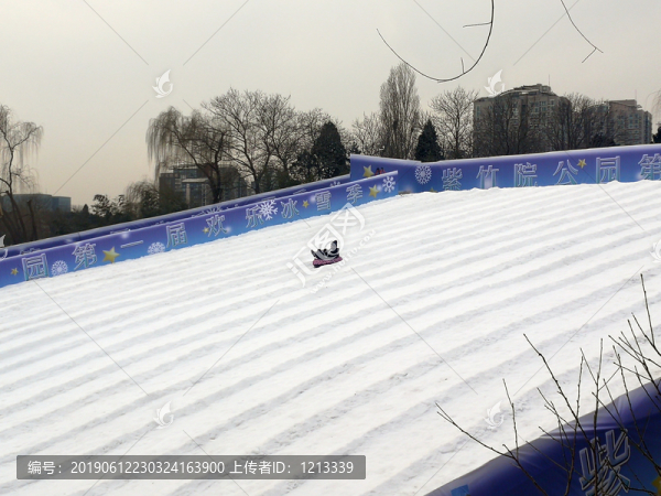 冰雪滑梯