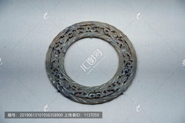 戰(zhàn)國白玉透雕雙龍環(huán)