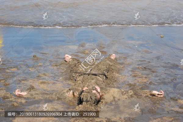 在澳門路環(huán)島黑沙海灘玩