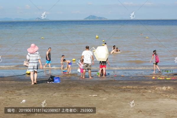 在澳門路環(huán)島黑沙海灘玩海踏浪