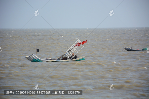 海面上的漁船