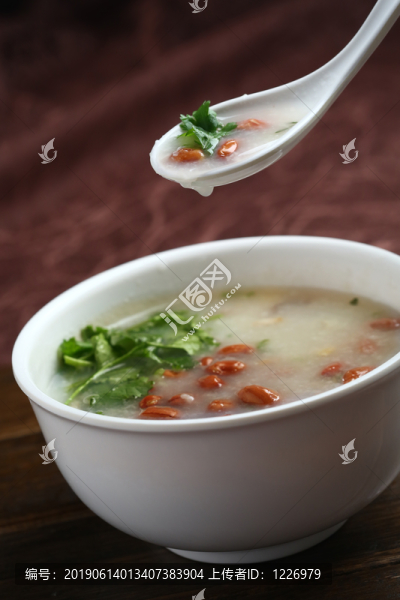 柴魚(yú)花生咸瘦肉粥