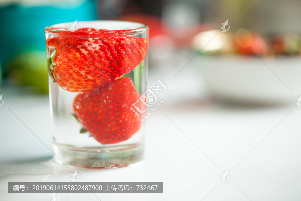 新鮮的紅色草莓在杯子里