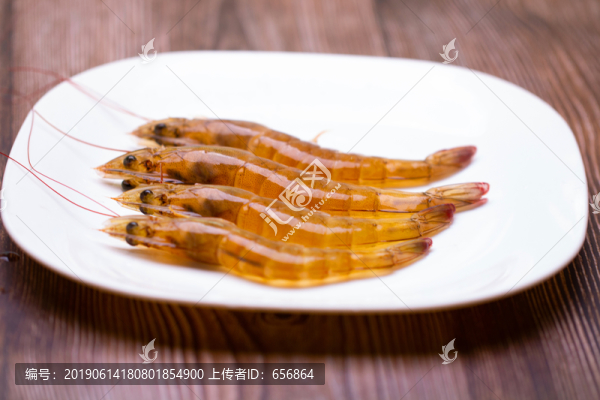 白色的盤子里裝著龍蝦