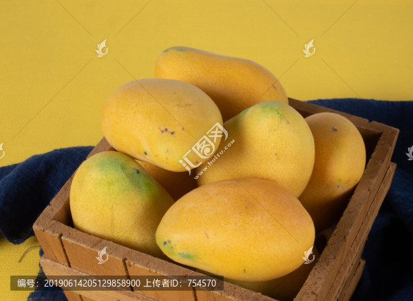竹桶中裝滿黃色的美味芒果
