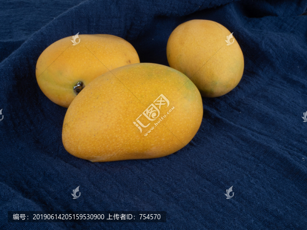 藍(lán)色布料上三個小臺芒