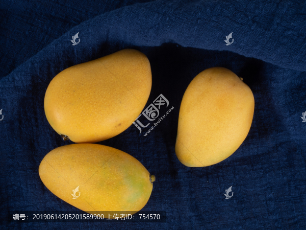 藍(lán)色布料上三個(gè)小臺(tái)芒俯瞰圖