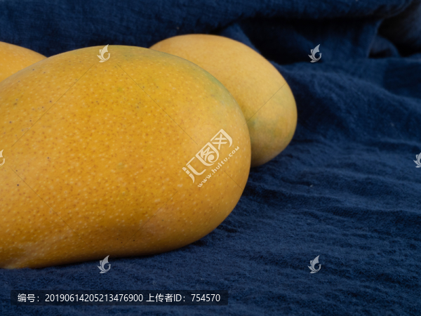 藍(lán)布上的三個(gè)小臺(tái)芒特寫一角